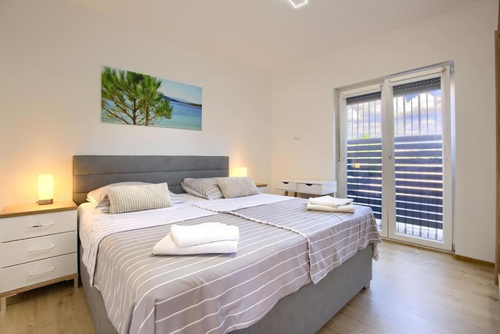 Apartment Sunrise Fuer 6 Personen In Pula-Stinjan Eksteriør bilde